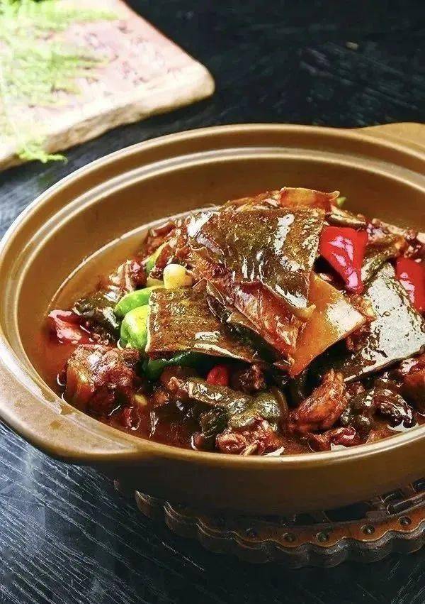 红煨丁马甲鱼4.用绿芥末,鲜酱油调成汁,与刺身一同上桌即可.3.