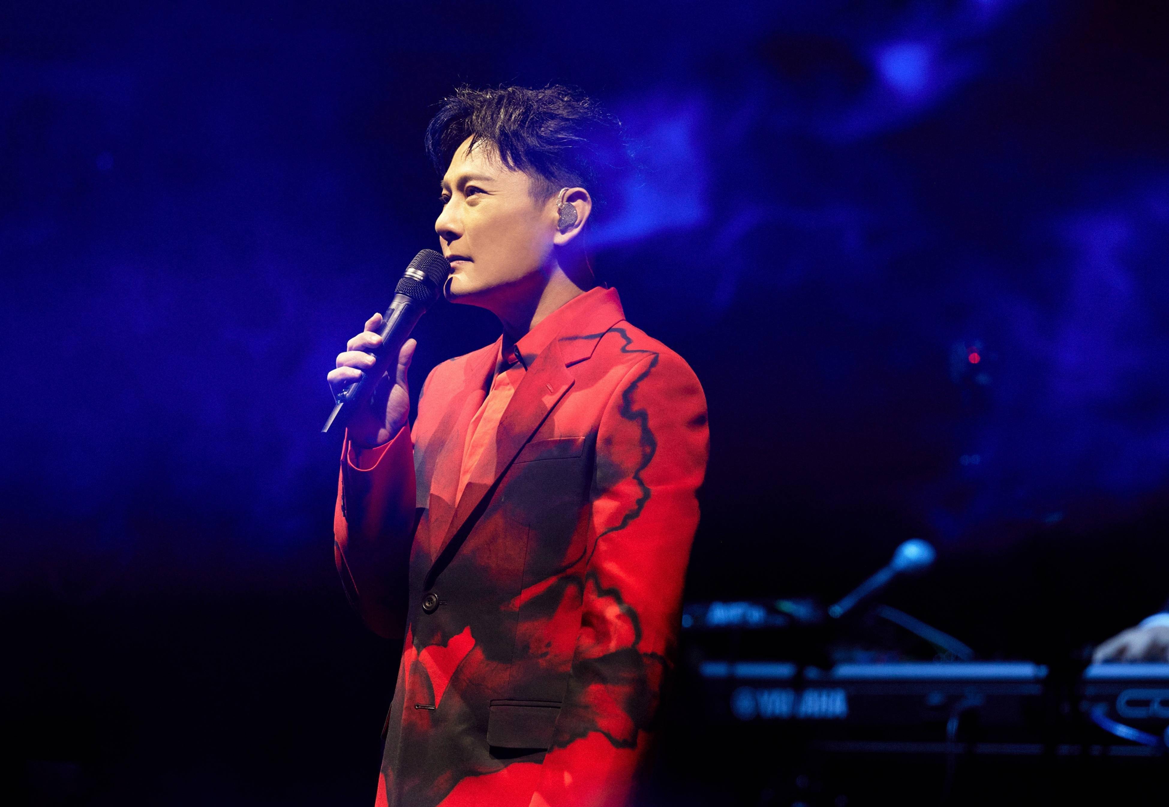 0北京站首场告捷,张信哲红色西装造型惊艳众人_歌迷_福地_演唱会