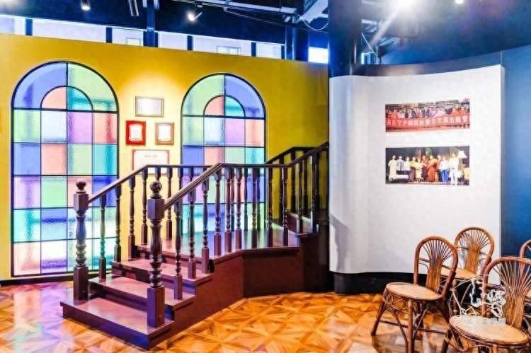 橱展灯光"的设计手段,沉浸式地展示了长宁沪剧团70余年的发展中具有
