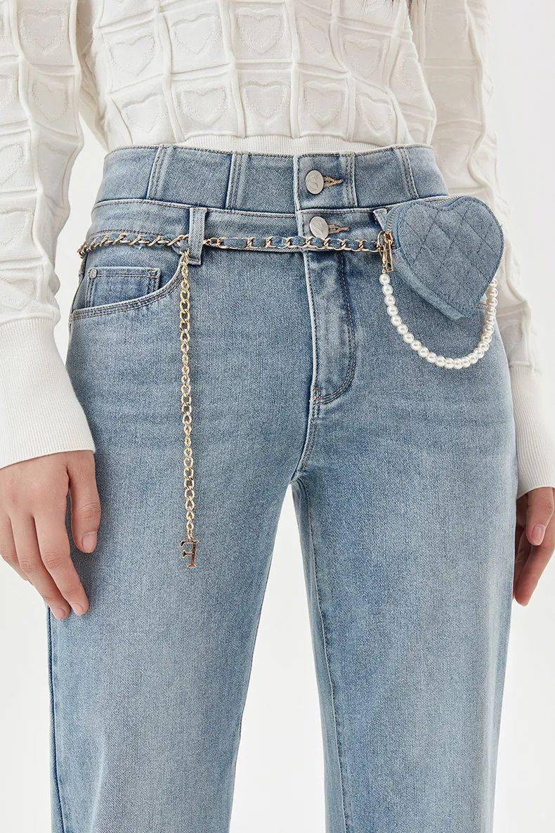 截断式牛仔拼接腰头设计的亮点在于不同颜色或不同款式的牛仔布料的