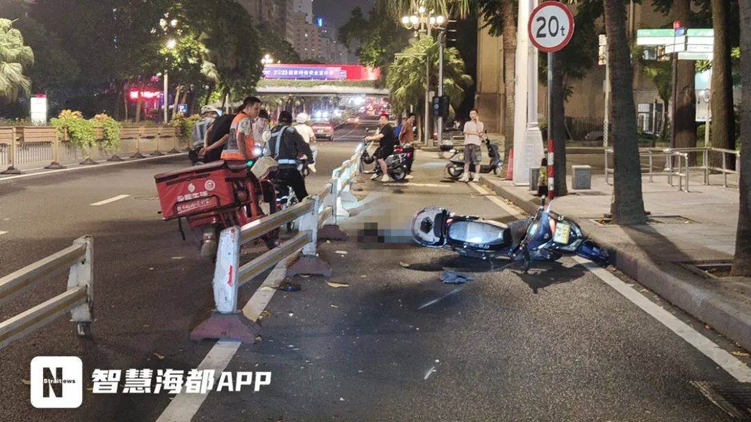 福州闹市发生一起交通事故,现场一男子身亡_警方_护栏_倒地