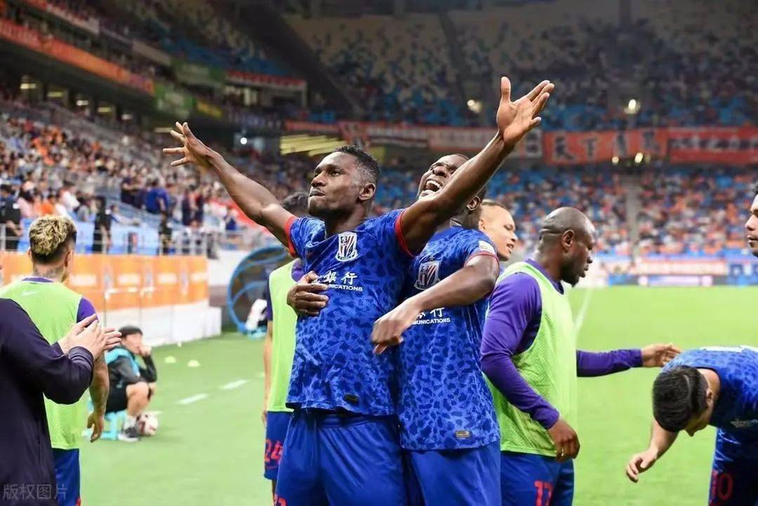 有中卫朱辰杰,蒋圣龙3人是本赛季的绝对主力,中场3人组汪海健,徐皓扬