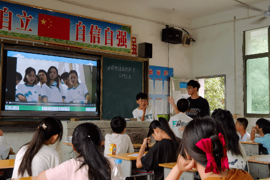 分開兩隊前往郴州市甦仙區的五里牌中學和白露塘