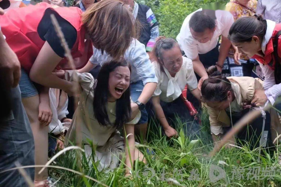 人贩子捂嘴抱走女孩图片