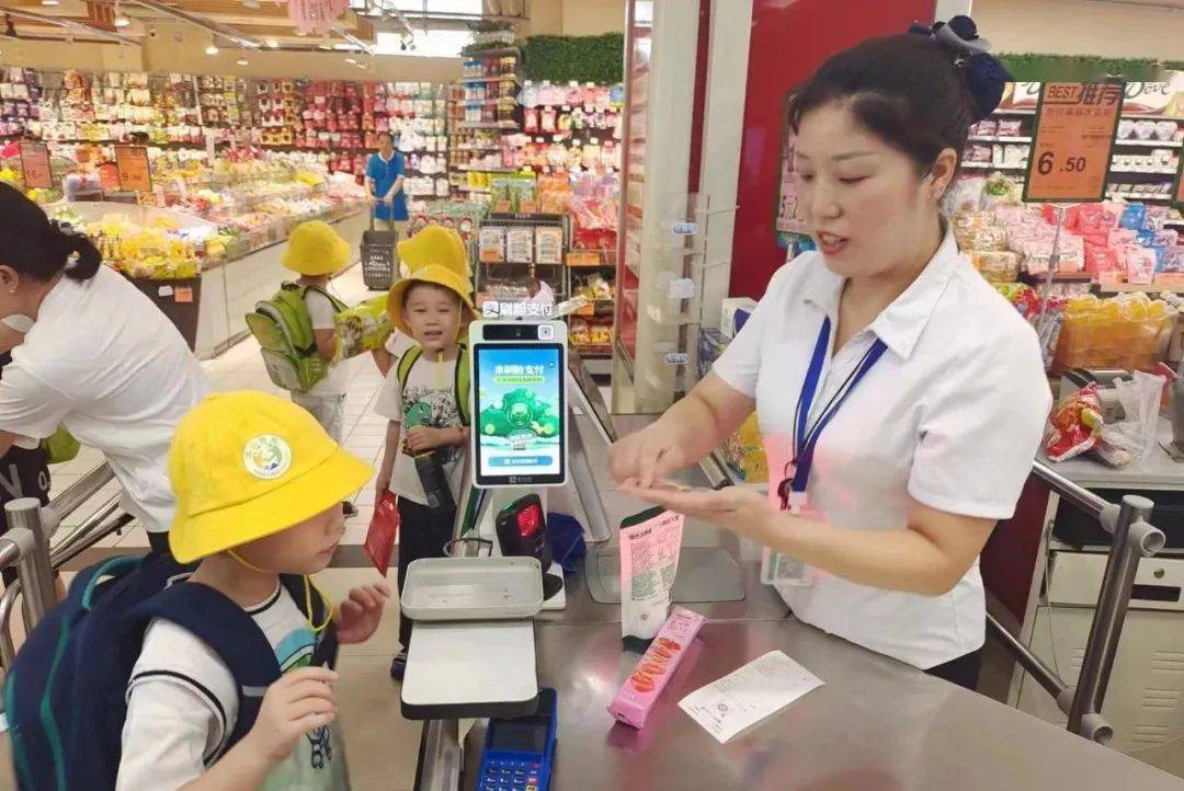 六心服务的"代言人"——记中百仓储超市襄阳大庆东路店收银团队_门店