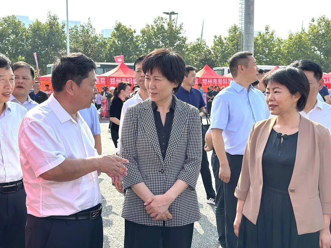 义诊活动中,河南省卫生健康委党组副书记,副主任侯红,河南省卫健委