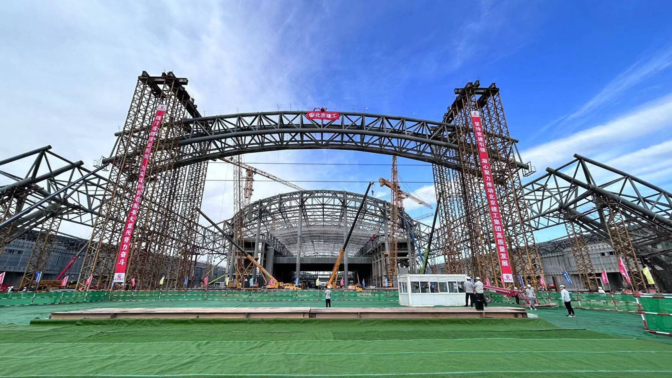 主入口"门面"亮相,新国展二期钢结构施工进入收尾阶段_项目_拱门_桁架