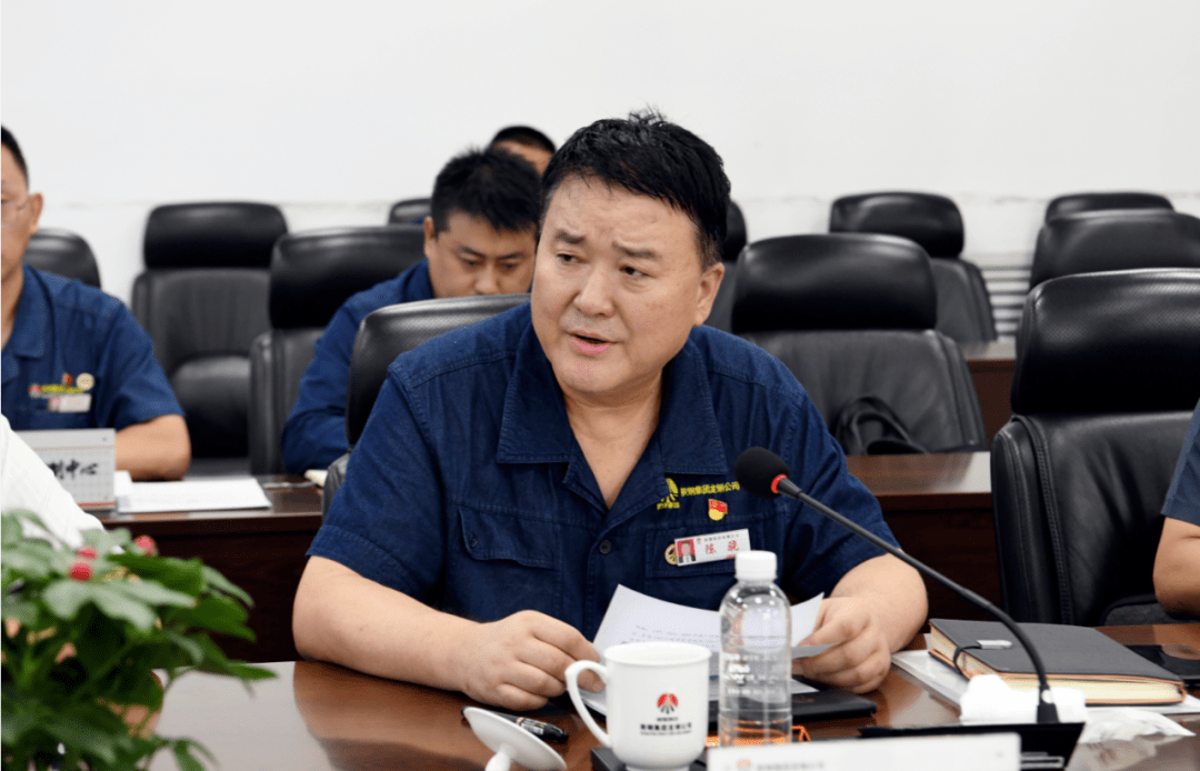 陈骁在会上重点就龙钢公司"十四五"规划重点项目及稳定焦炭资源等情况