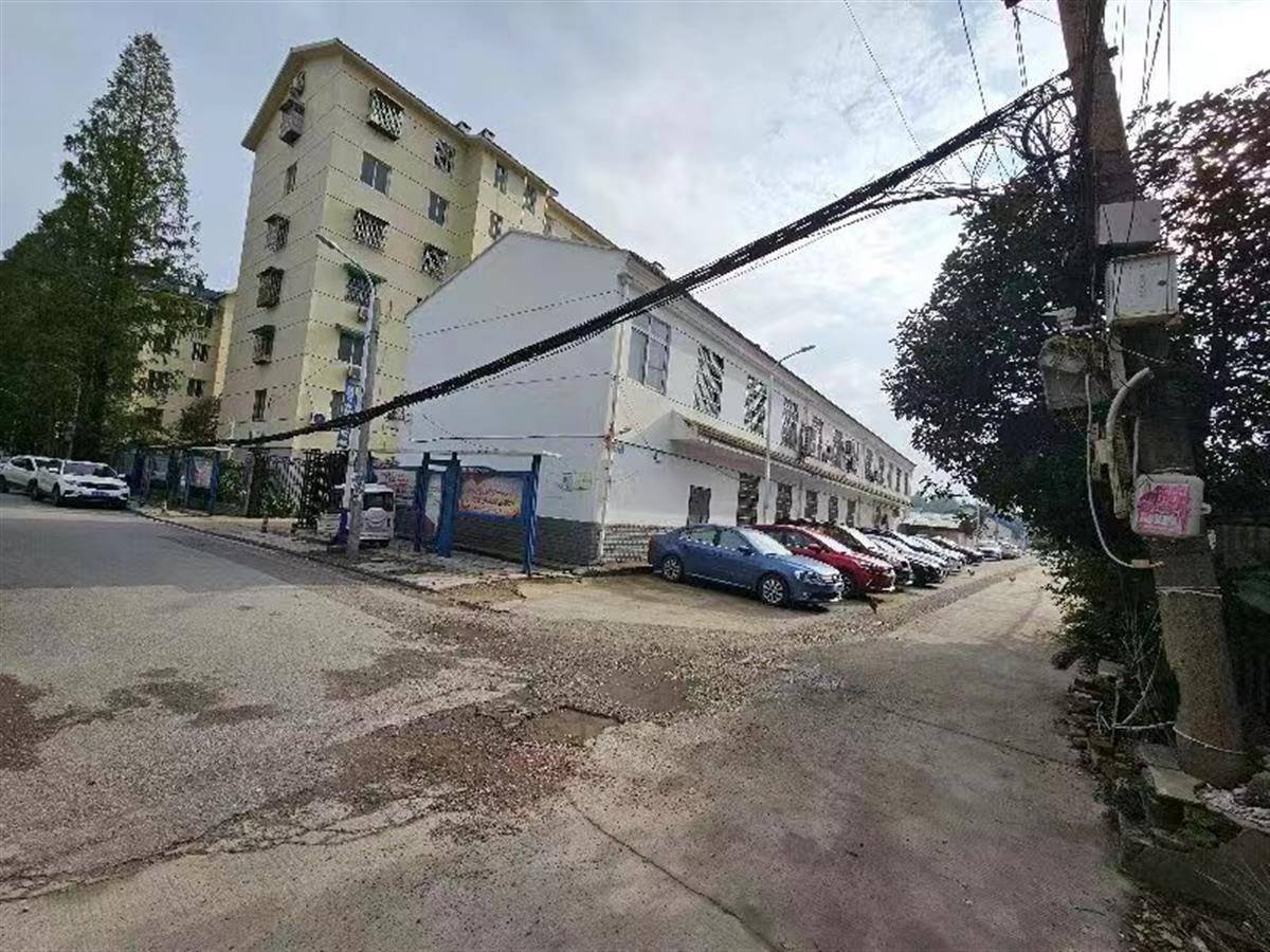 电杆"压弯了腰"危及行人安全,武汉走马岭街道执法路长联合多方快速