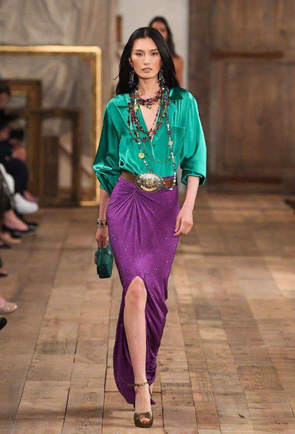 次大秀也是超模云集,何穗时隔多年重返rl秀场,还有顿爷,方脸梅,水果娜