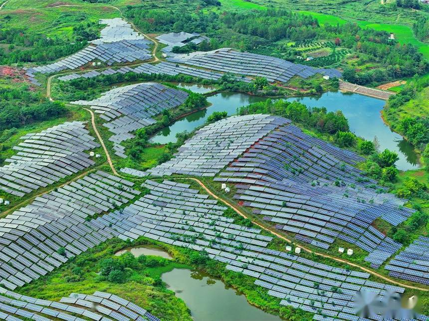 江西省赣州市信丰县正平镇的新能源企业光伏发电站.人民网 朱海鹏摄