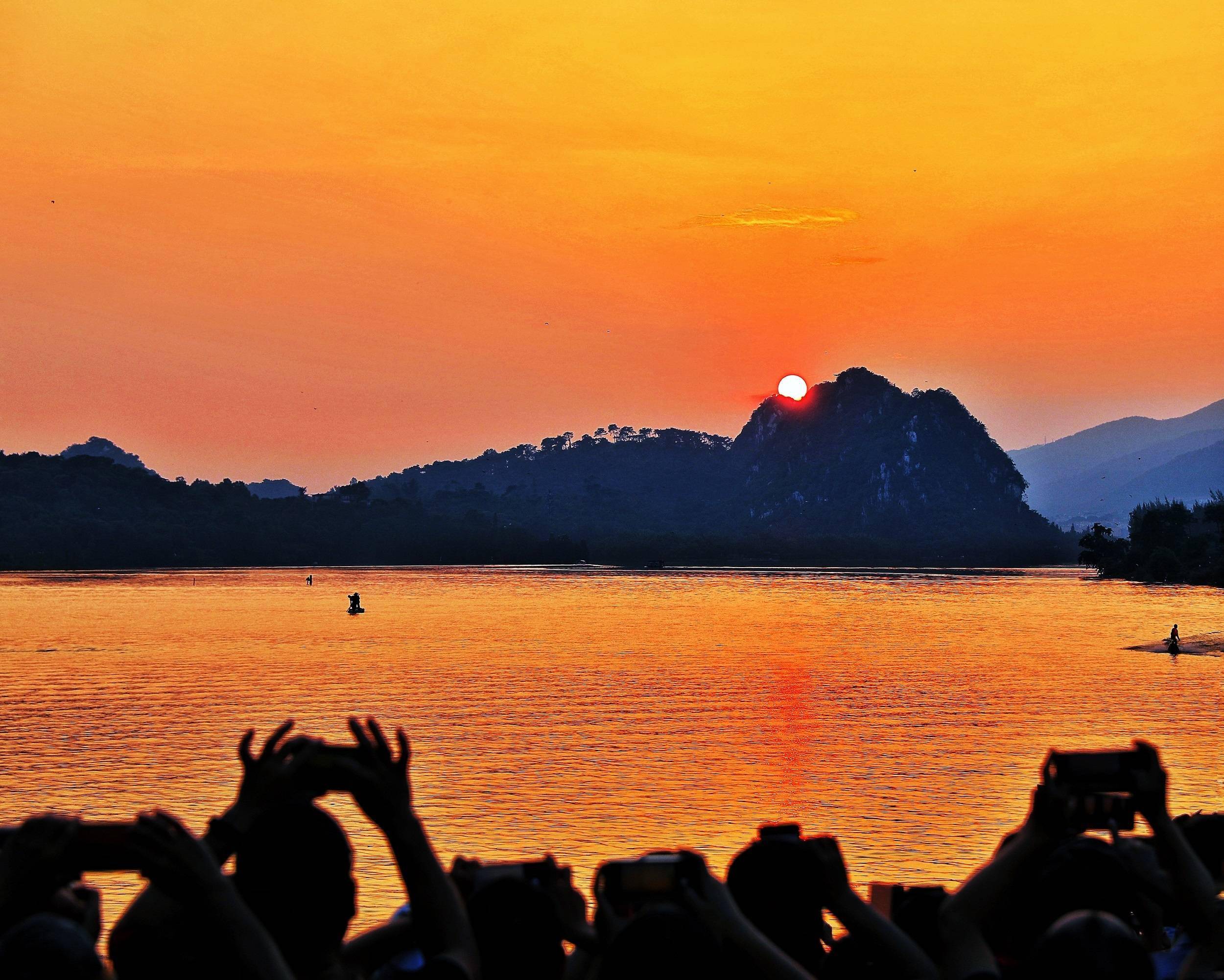 来广东肇庆看"卧佛含丹"!