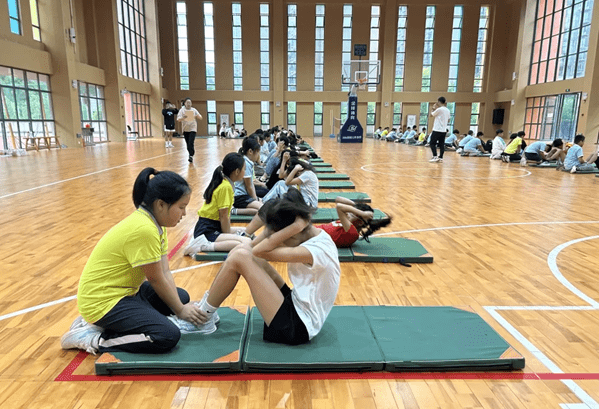 小学生仰卧举腿图片