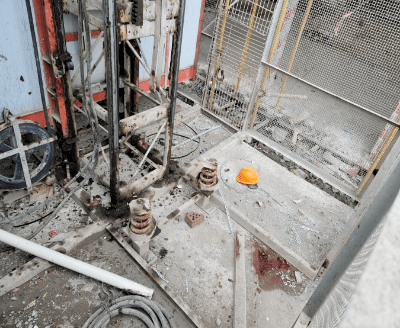 事发位置10号厂房8层人货梯与出料平台脚手架之间间隙达到350mm宽度