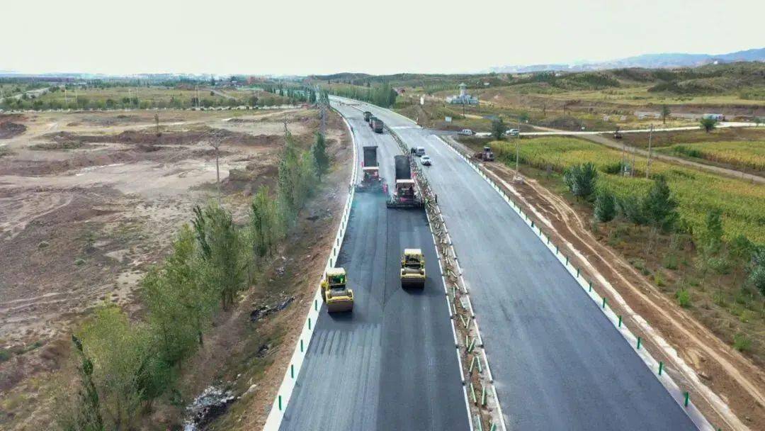 包头北绕城公路的重要组成部分,起点与青大五包环铁路平改立工程相接