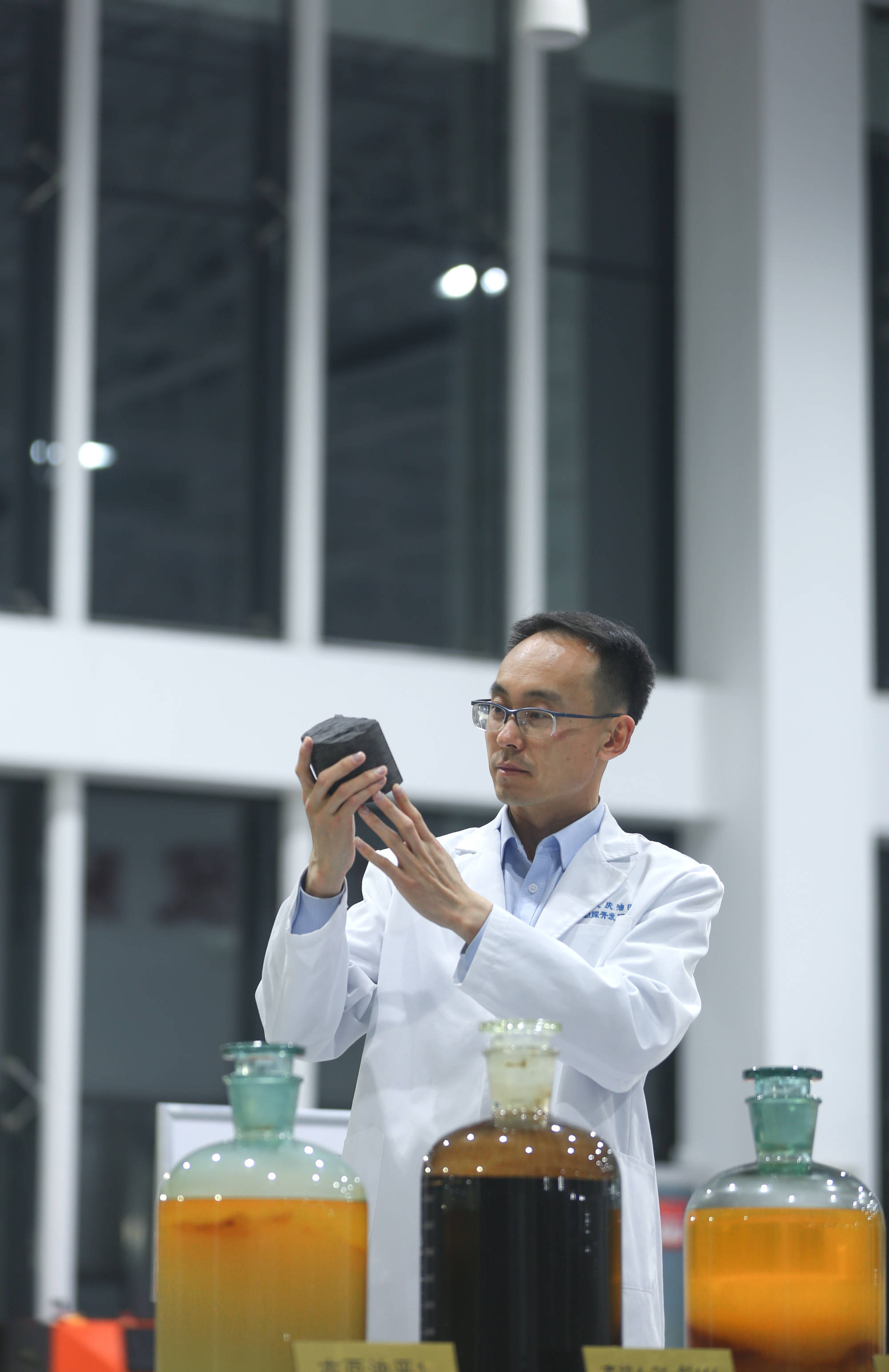 勘探开发研究院松辽勘探研究室主任张金友(央广网发 马克 摄)"作为