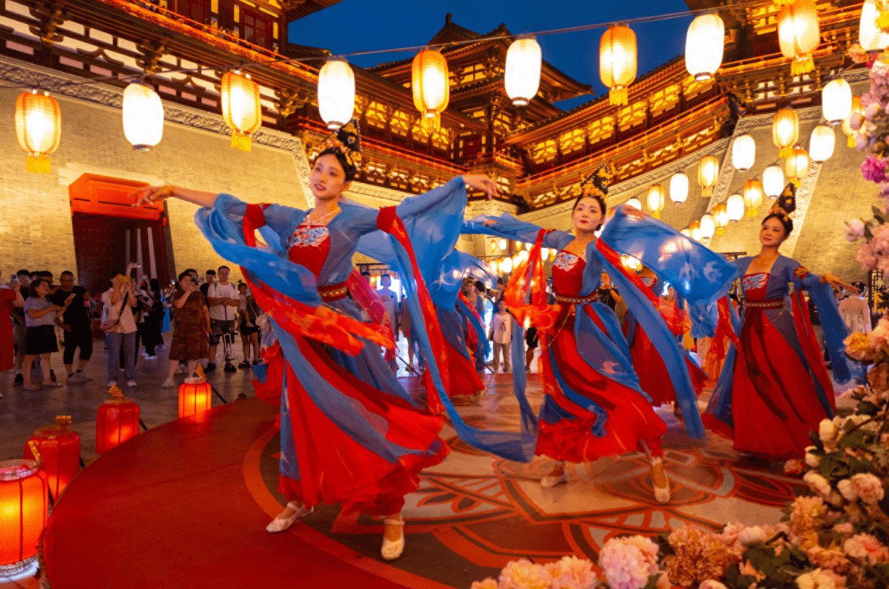 头戴月冠,身着彩衣的月神由月宫降临人间;在九洲池,御道迎宾,鼓舞激扬