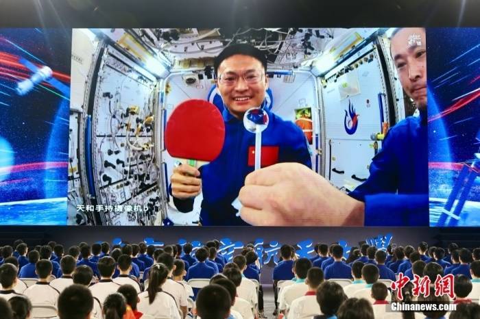 “博士乘组”首次太空授课 中国空间站上演“乒乓球”大赛