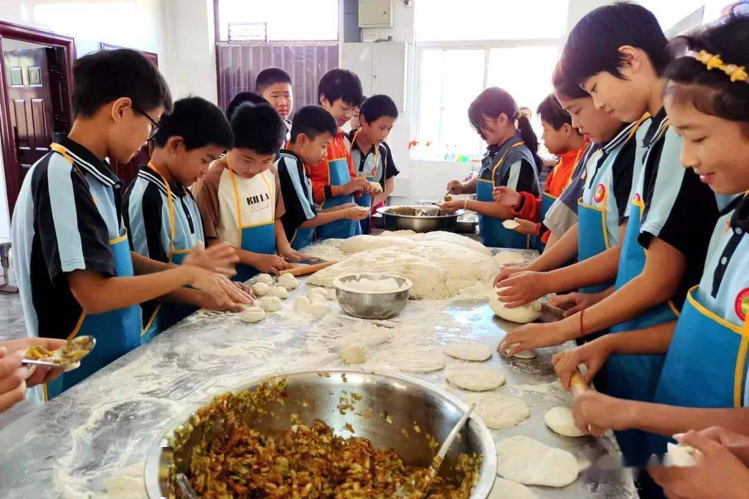 一个个形态各异的包子在同学们的期待中出炉.返回搜狐,查看更