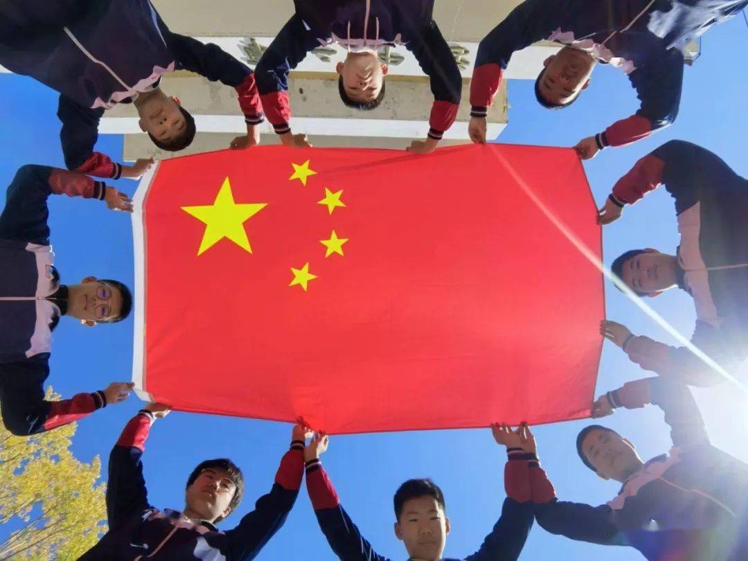 基层团讯| "我和国旗合个影" 传递最美"中国红"_祖国_饶河_旗帜