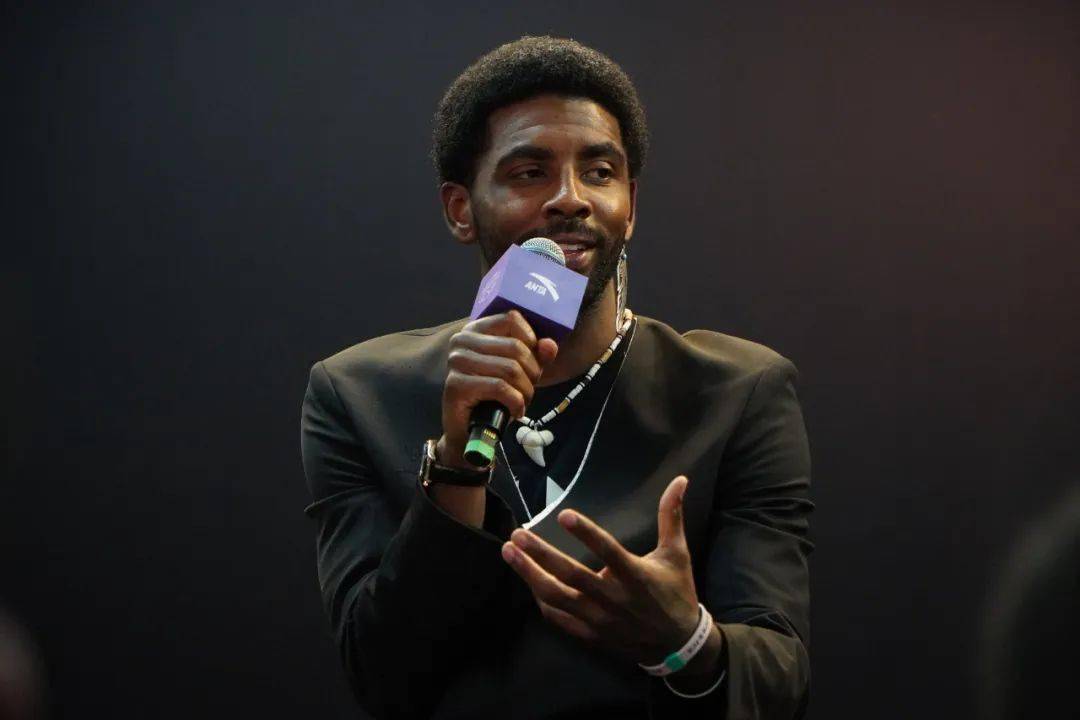 在logo发布会上,我们见到了欧文亲自参与设计的全新个人logo"欧文之盾