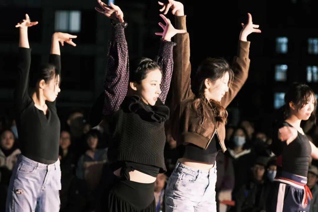 内容包括华尔兹,维也纳华尔兹,探戈,狐步和快步舞.