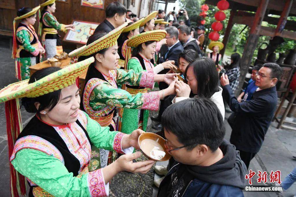 溆浦县枫香瑶寨用拦门酒迎接远方来客.