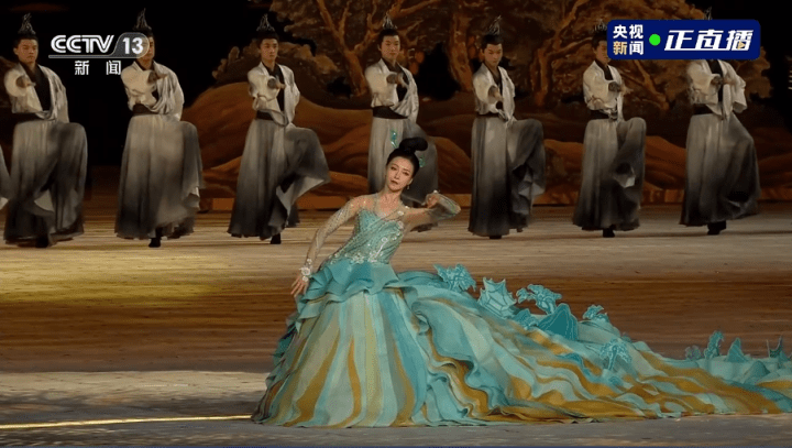 那一点宋韵青绿山水,是舞蹈演员李倩穿着裙子在起舞,她轻盈快速地"滑"