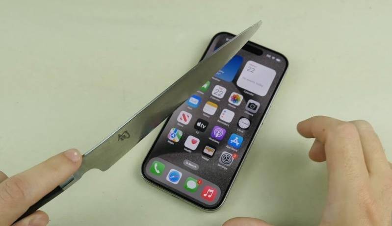 苹果 iPhone 15 Pro 耐用性测试：钛合金更容易出现划痕