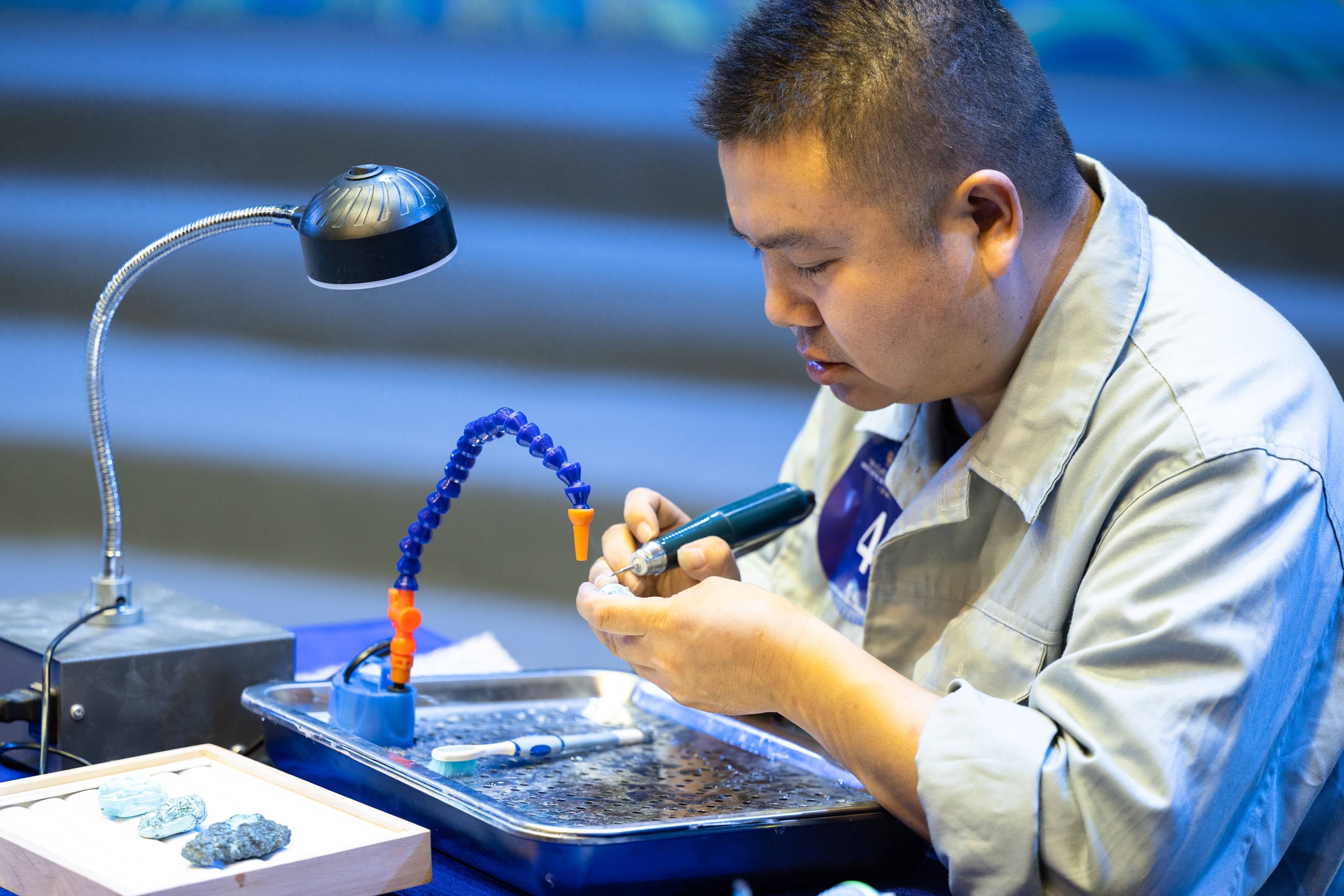 (社会)能工巧匠展"绝活"_新华社_肖艺九_选手