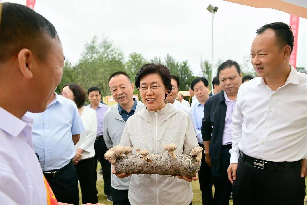 9月23日,市委书记陈向平到郏县调研,察看农产品展销,特色产业发展等