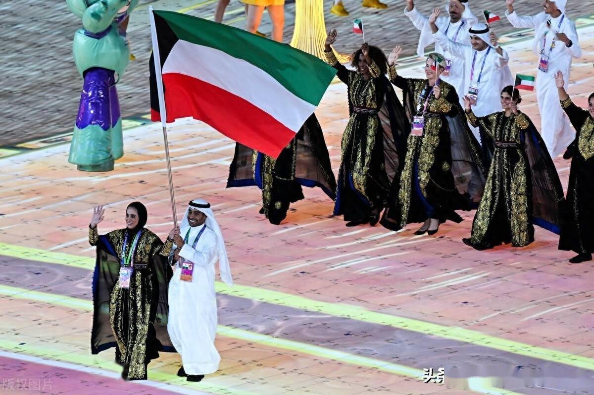 2022杭州亚运会开幕式:科威特代表团女运动员身着华丽服饰入场_浙江