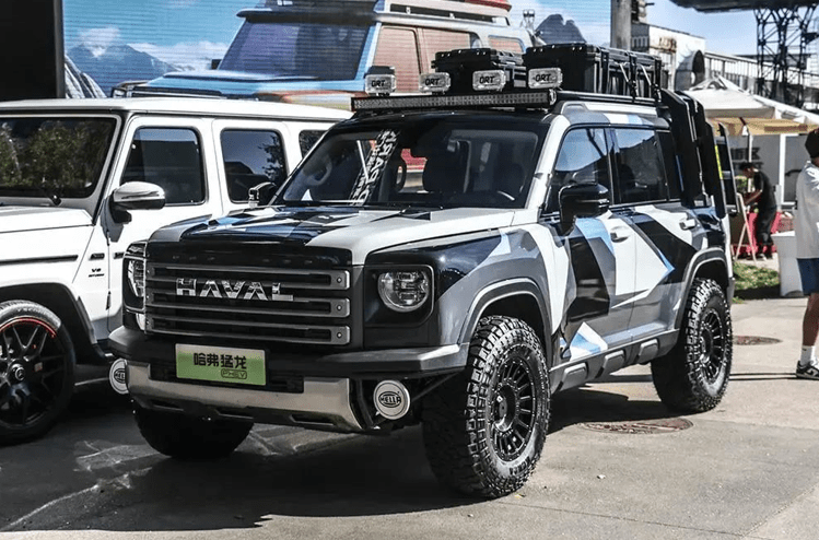 哈弗猛龙"极地穿越"以知名跑车的越野版为蓝本,黑白灰三种颜色为