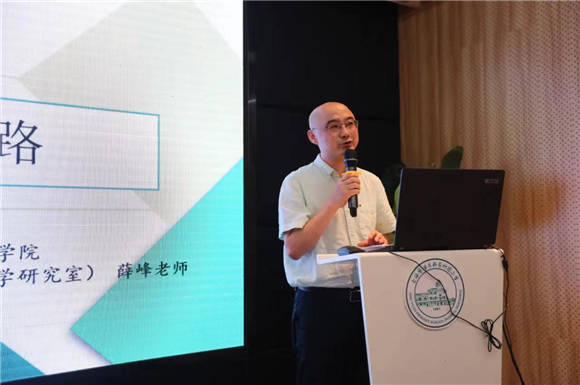 上海市教委研究室小学语文教研员薛峰老师对两位青年教师进行了点拨