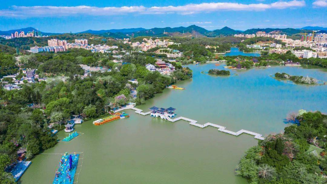 惠州西湖景区拥有着"六湖九桥十八景",每个景点都值得一去,九曲桥,苏