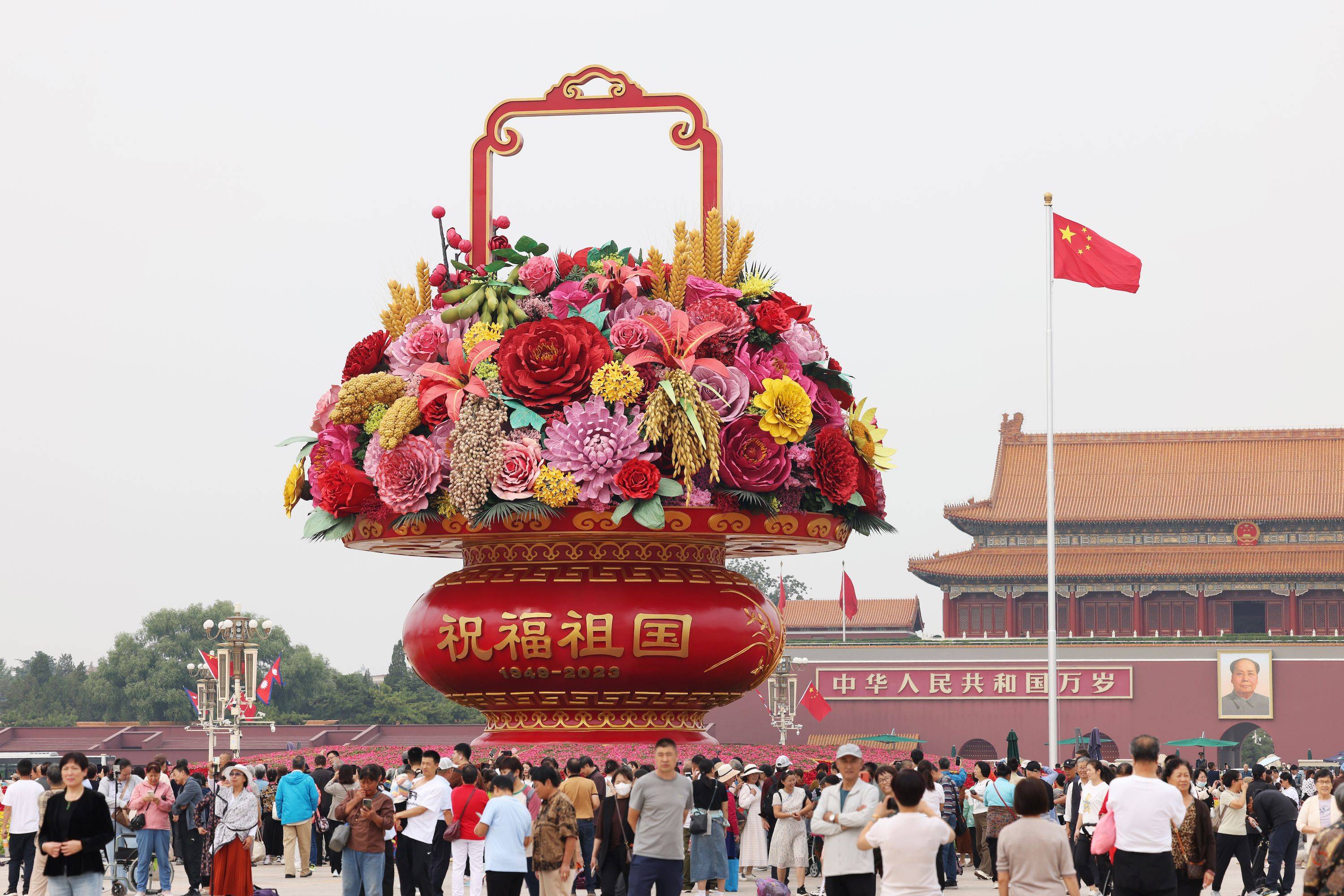 "祝福祖国"巨型花篮正式亮相,盘点十年国庆花篮_花坛_欢度国庆_寓意