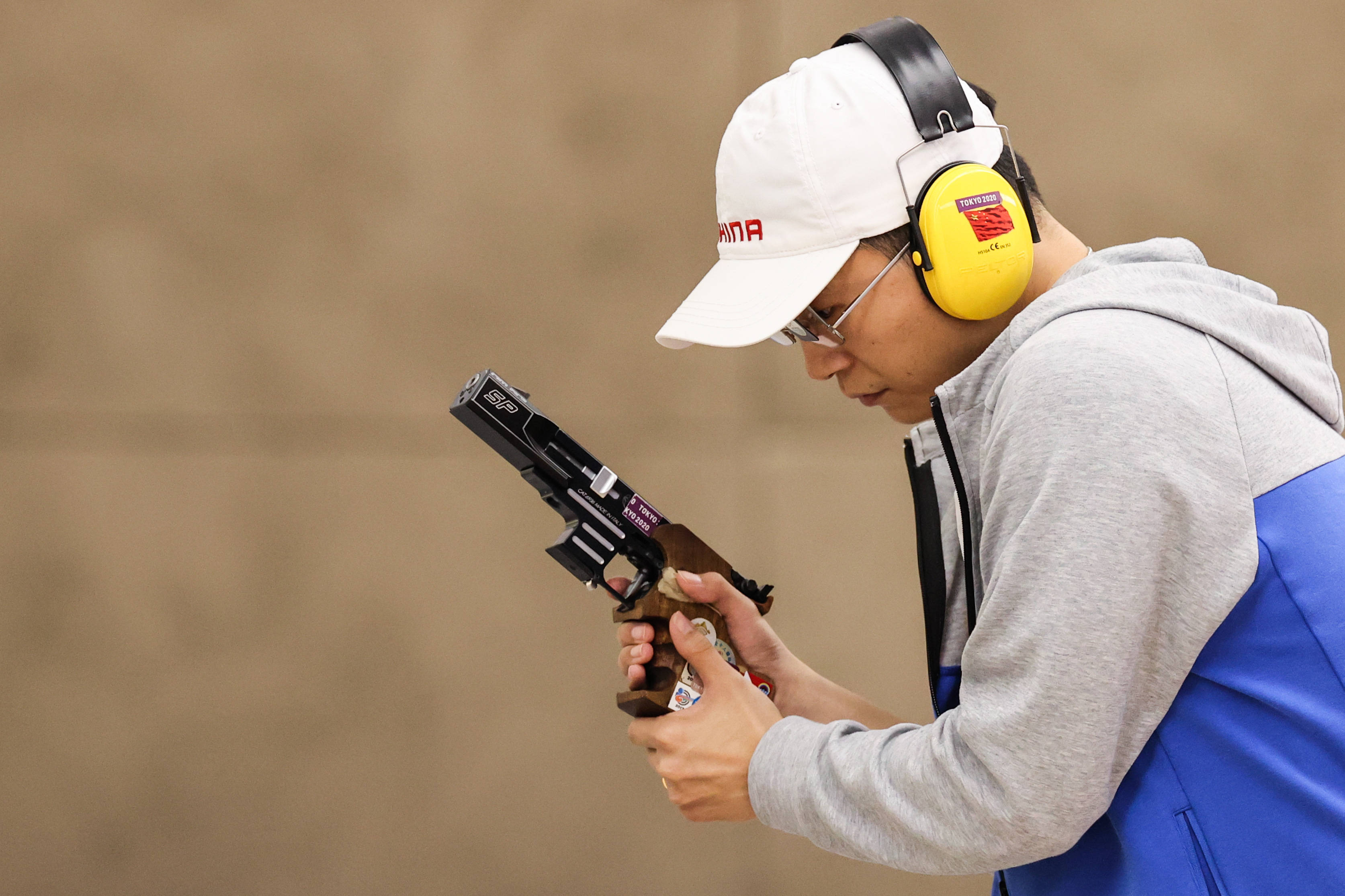 个人决赛采取4秒5发子弹为一组的射击,每发命中9.7环及以上才算中靶.