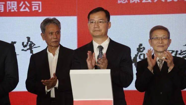 项目签约现场项目签约现场县委书记陆兰碧,县长农李泽参加招商大会