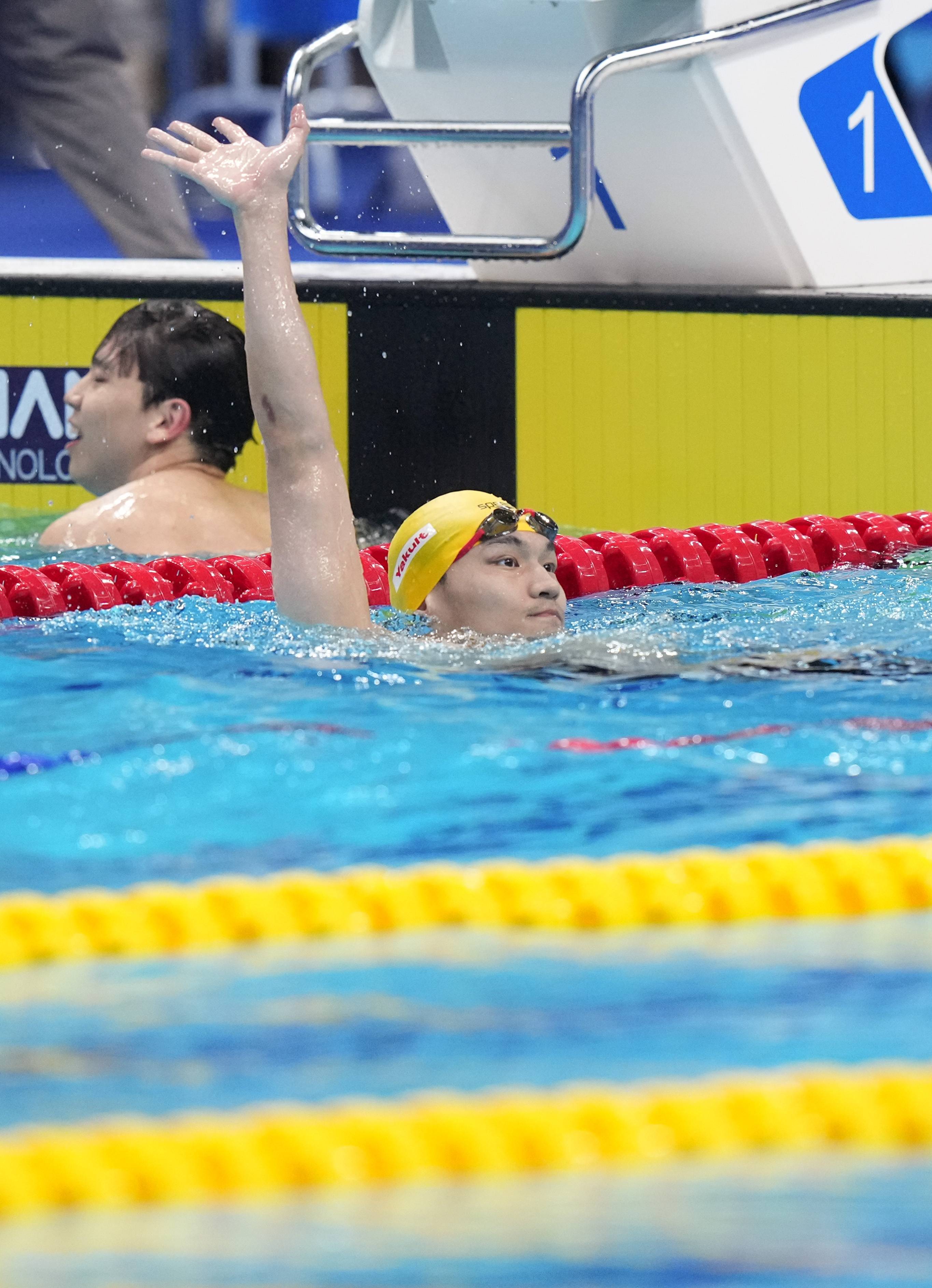新华社记者 杜宇 摄当日,杭州亚运会游泳项目男子50米仰泳决赛在杭州