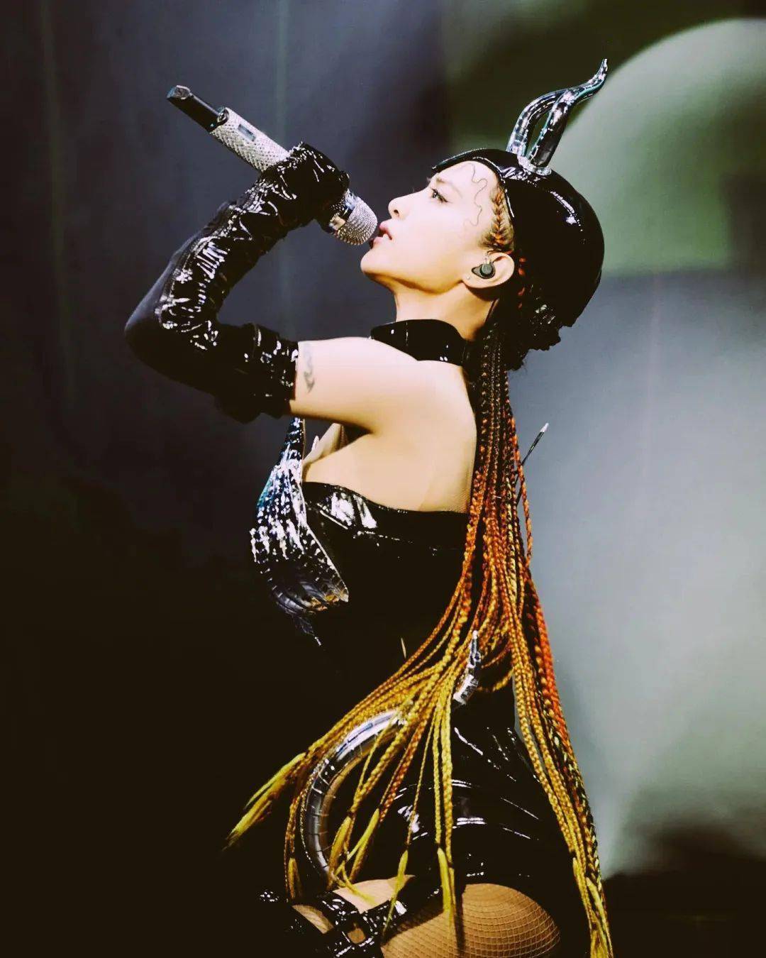 蔡依林的演唱会到底多敢穿?真是,怪美的!_造型_衣服_翅膀