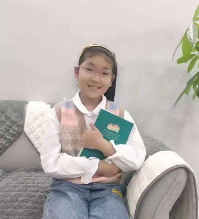 张婉欣:是一个活泼开朗,尊老爱幼的女孩,她乐于助人,热心班级事务,总