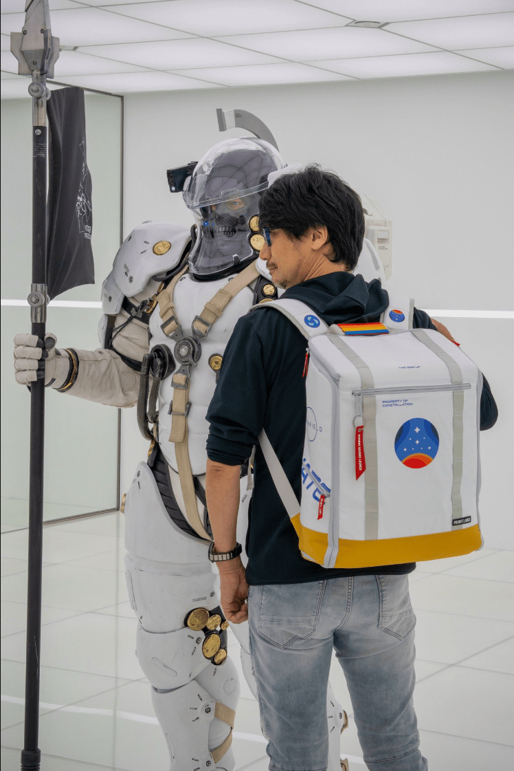 秀夫一个《星空》游戏主题双肩包,刚好和小岛工作室的宇航员吉祥物