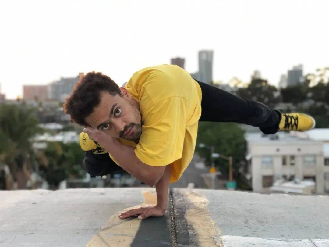 两位breaking大神在剧场《背靠墙壁》,带来街舞旋风_霹雳舞_法国_kami