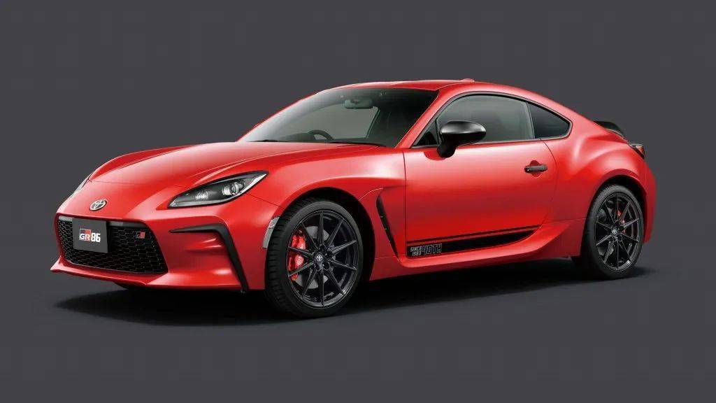 白两色,因为红,白两色都是当年ae86的热门颜色,我相信是丰田特别安排