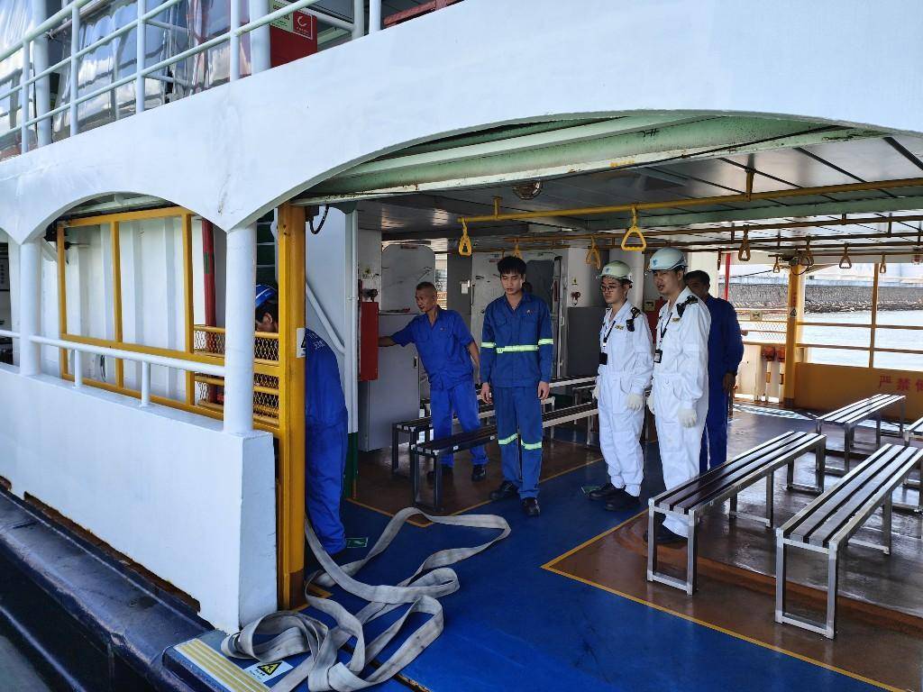 深圳南山海事局积极做好"双节"前涉客船舶安全检查_监管_辖区_工作