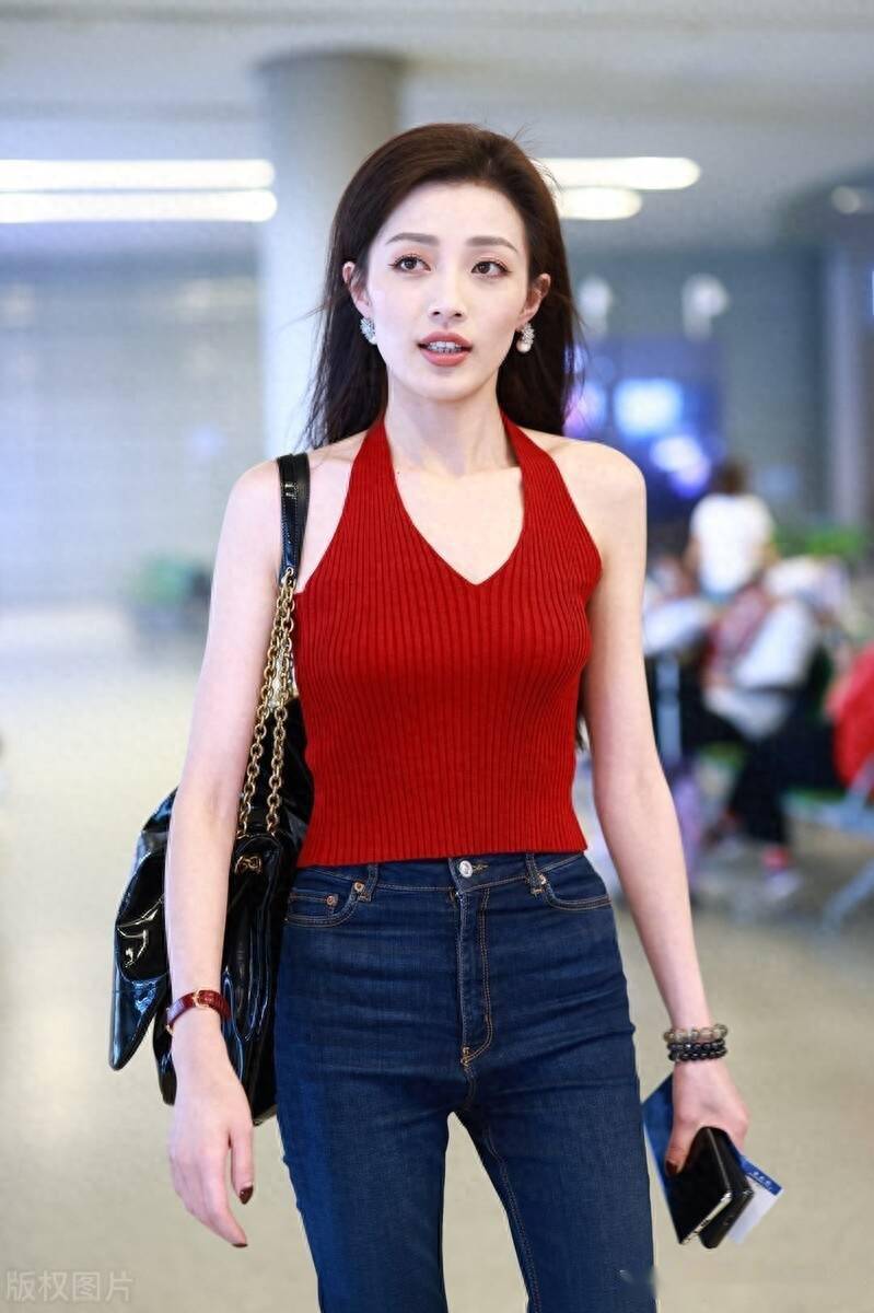 王秀竹现身上海机场,挂脖背心配牛仔裤时尚靓丽