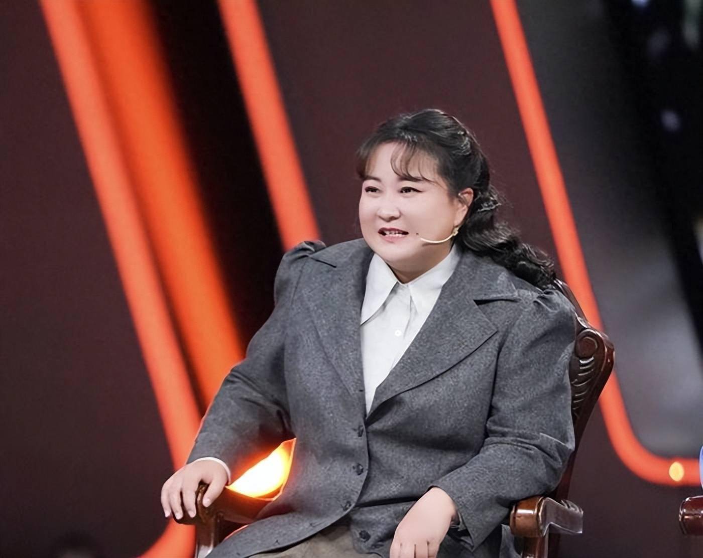 她师从冯巩,被称为相声女神,当了17年的备胎,与师妹贾玲差太多_宋宁