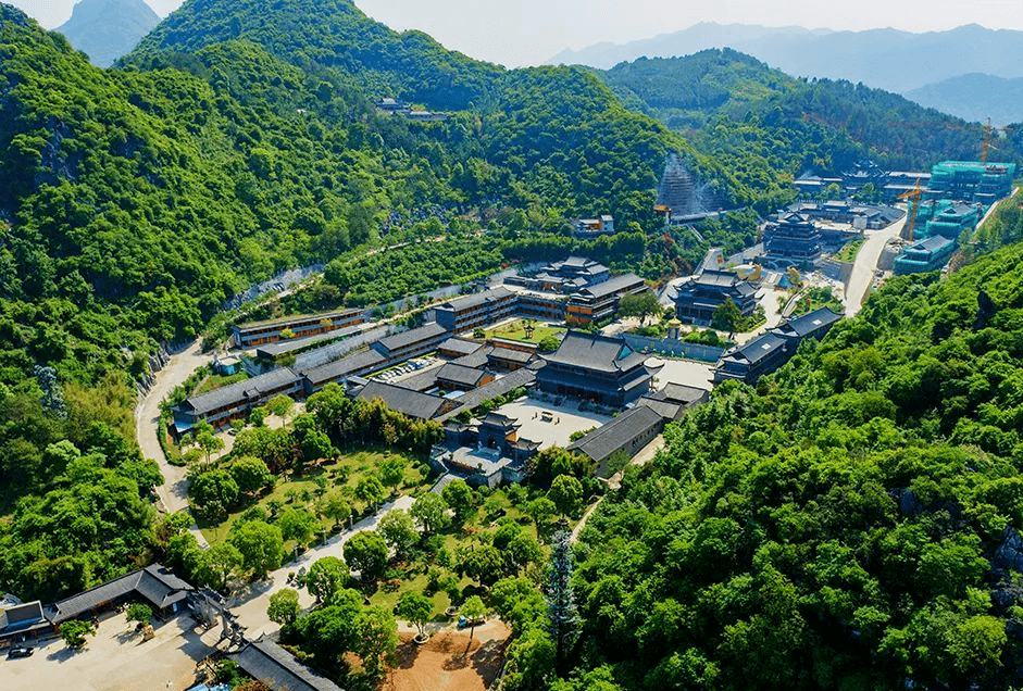 东华寺是东华山上的著名寺庙,这里风景如画,极富传奇色彩.