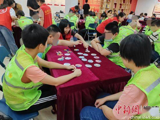 桌游迎中秋 福州公益组织联合社区与“心青年”共度佳节
