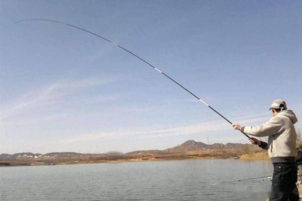 野钓特色钓法:学会长竿甩大鞭,秋冬季节"神"技巧_鲫鱼_区域_饵料